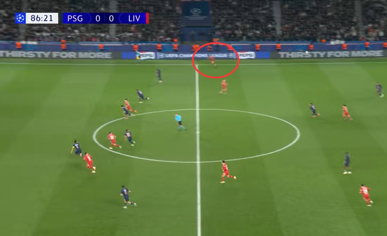 太賊了！埃利奧特走回己方半場并起跑，在門德斯盲區飛速插上絕殺