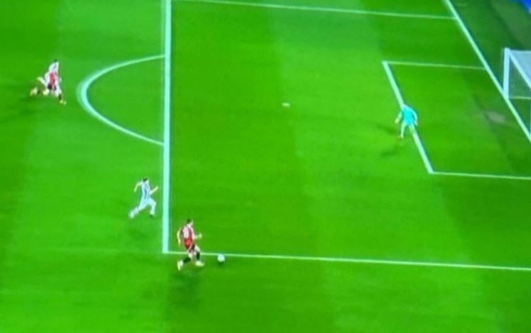 絕佳機會未傳球!霍伊倫比賽中向達洛特表達不滿,對方擊掌致歉