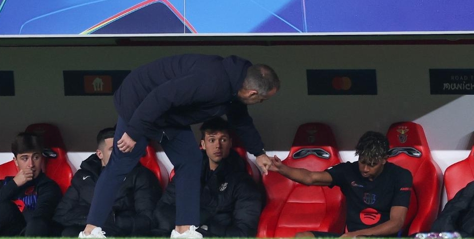 提前被換下！每體：亞馬爾下場后感到沮喪，弗里克上前交談&鼓勵