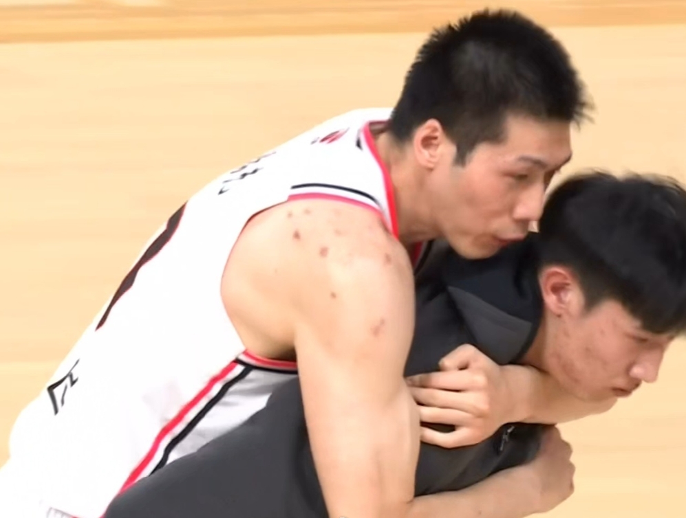 違體犯規!山西外援古德溫追防任駿飛 在空中左手將后者摟倒在地