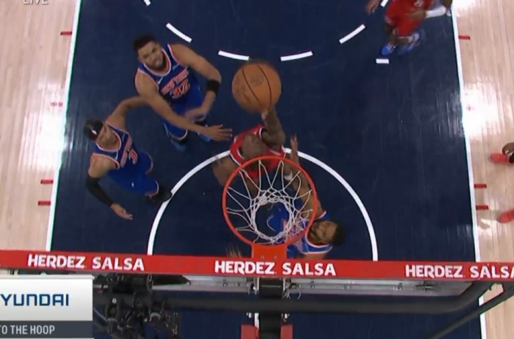 回頭望月!小卡猶豫步突破 籃下面對(duì)圍剿背對(duì)籃筐拋進(jìn)