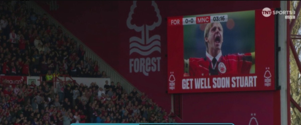 森林vs曼城賽中球迷鼓掌一分鐘,向因健康問題入院的皮爾斯送祝福