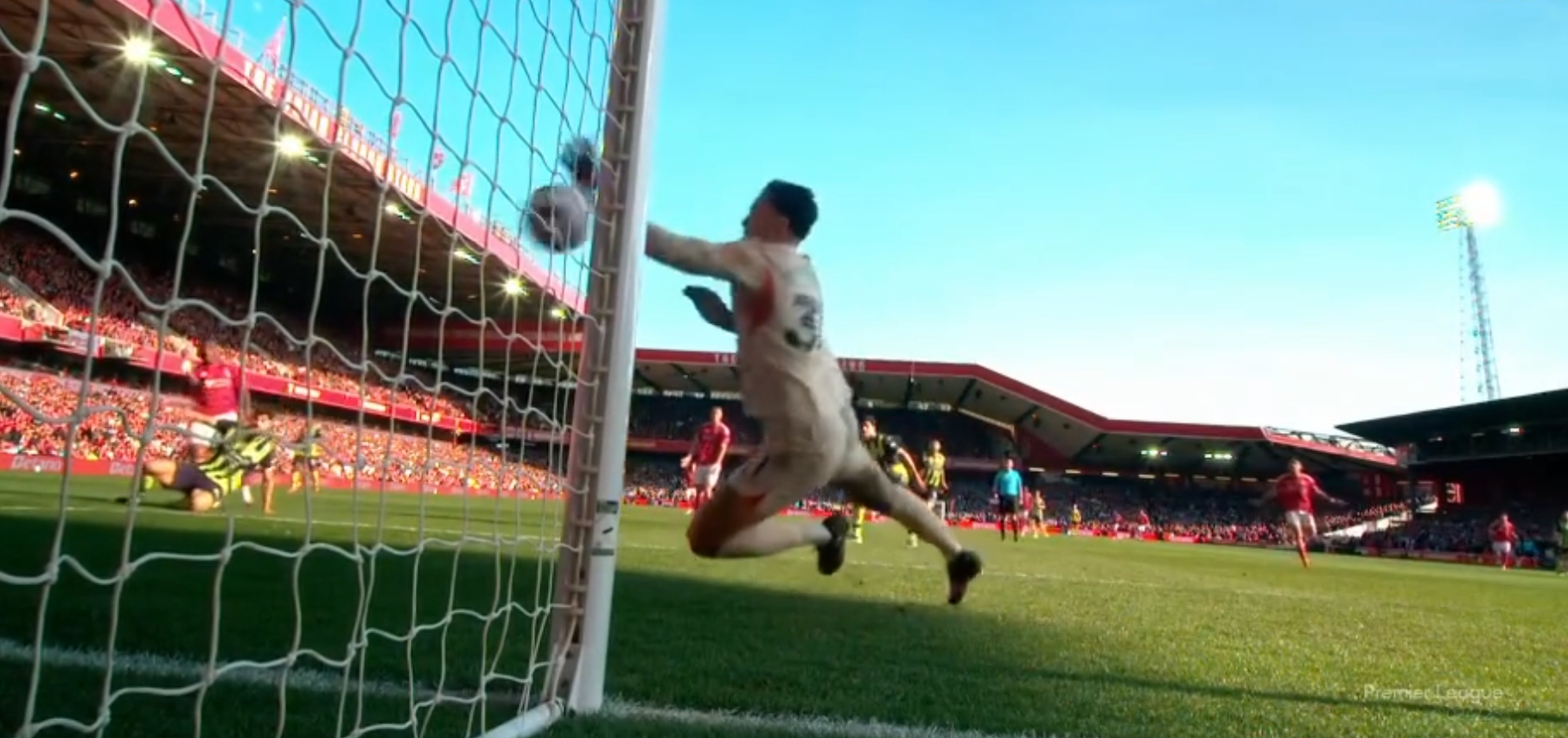 這...埃德森沒封住球門近角,奧多伊的射門從他手掌下方竄進球門