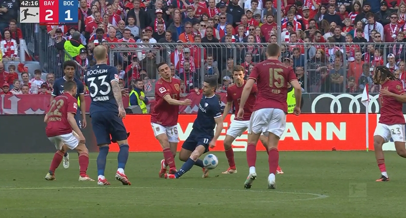 拜仁10人應戰!帕利尼亞出球后踩踏對手腳踝,裁判直紅將其罰下