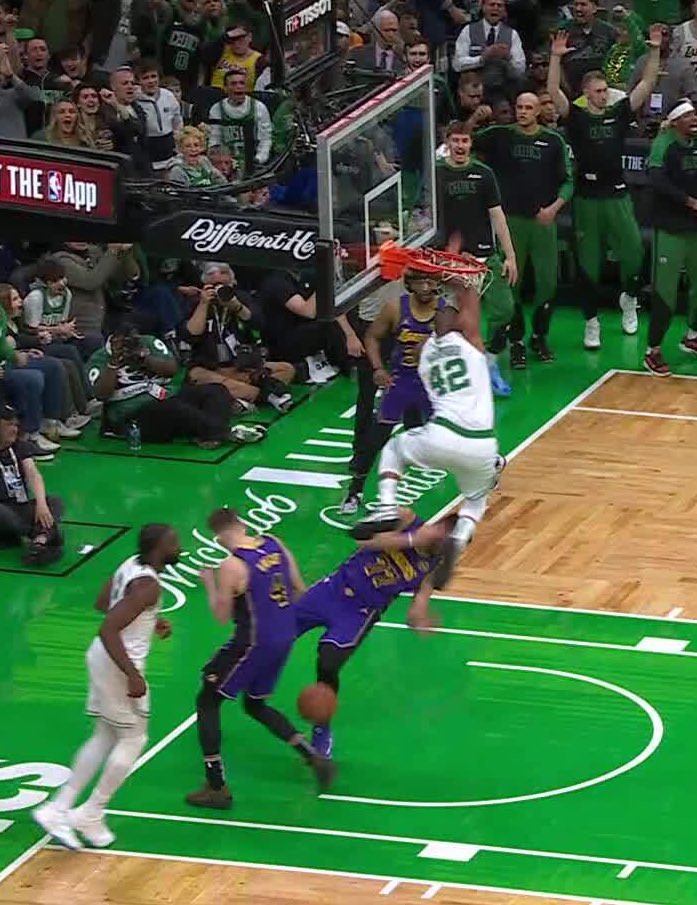 看著都疼!霍福德扣籃后膝蓋不慎頂?shù)綎|契奇腦袋