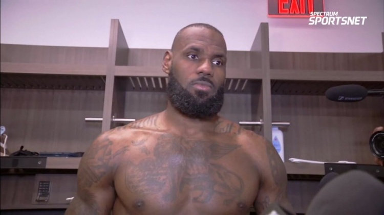 詹姆斯:我是在最后一次轉(zhuǎn)身上籃得分后受傷的 落地時就感覺到了