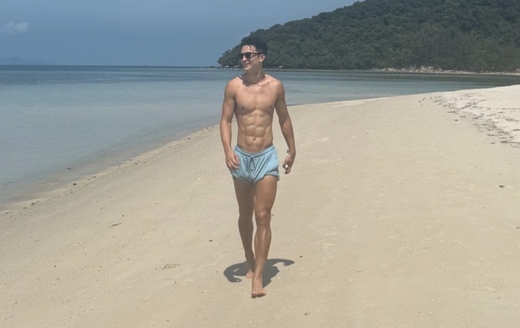 絕了!安永佳社媒曬度假照,身材如古希臘羅馬雕像般完美