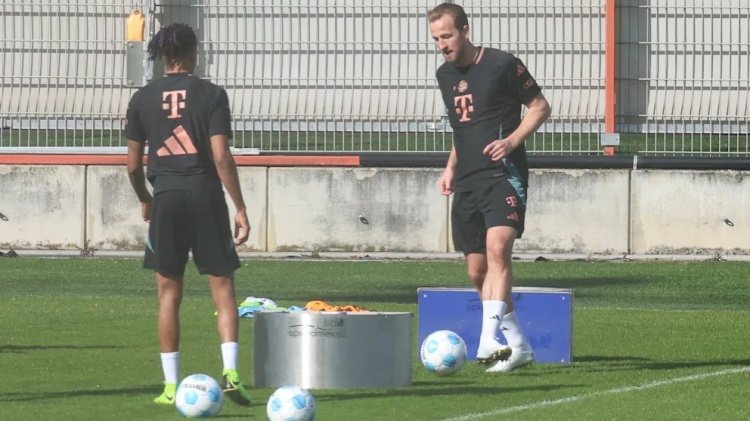 圖片報:拜仁今日未合練,凱恩奧利塞主動加練射門&充氣玩偶陪練