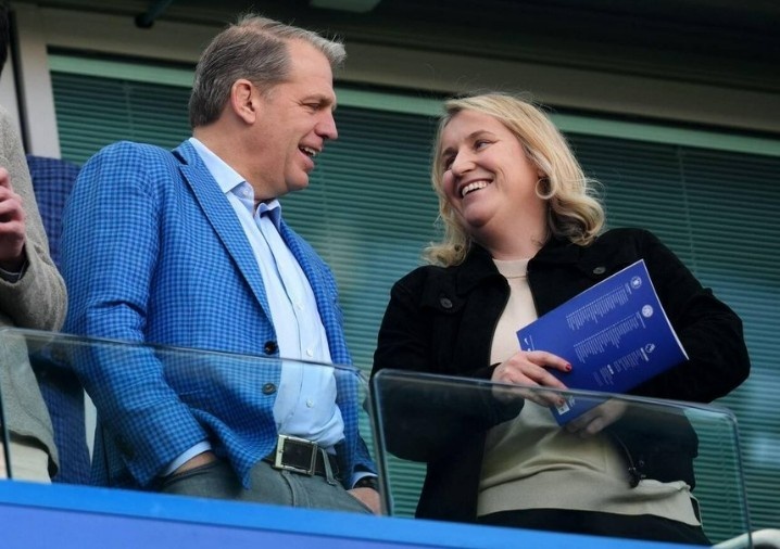 現(xiàn)場督戰(zhàn),切爾西老板伯利與藍軍女足前主帥觀戰(zhàn)對陣萊斯特城