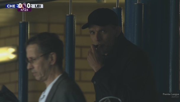 吃啥呢?圖赫爾觀戰(zhàn)老東家切爾西比賽,邊看邊從兜里掏零食