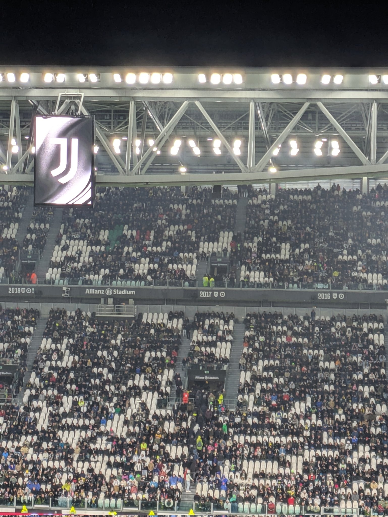 尤文主場球迷提前10多分鐘離場,并呼喊口號表達對球隊的不滿