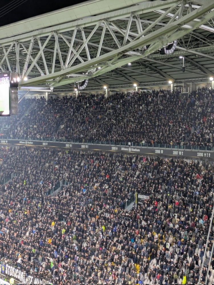 記者：尤文死忠比賽期間高呼“受夠你們了！尊重這件球衣！”