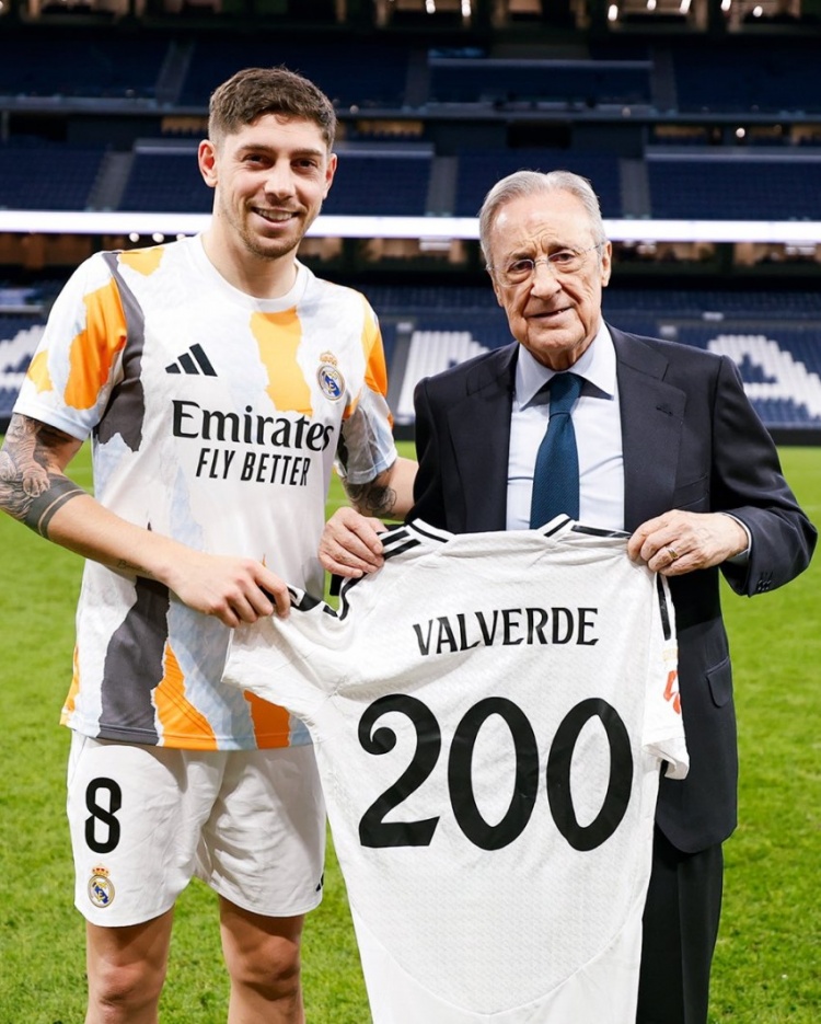 巴爾韋德代表皇馬出戰200場西甲，賽后獲贈紀念球衣