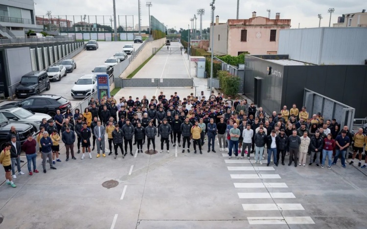 巴薩本周一為意外去世的一線隊隊醫米尼亞羅舉行了一分鐘默哀儀式