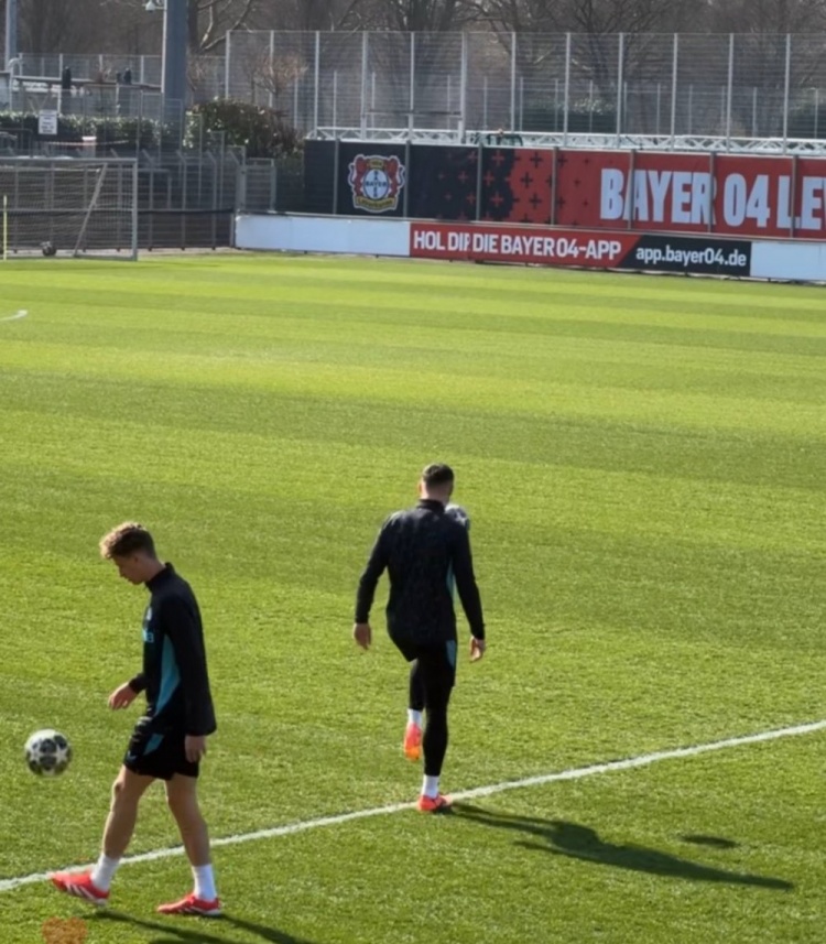 記者:扎卡&塔普索巴參加藥廠賽前最后一練,預計都將首發戰拜仁