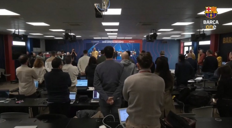 歐冠對陣本菲卡賽前發布會,弗里克&記者為米尼亞羅默哀1分鐘