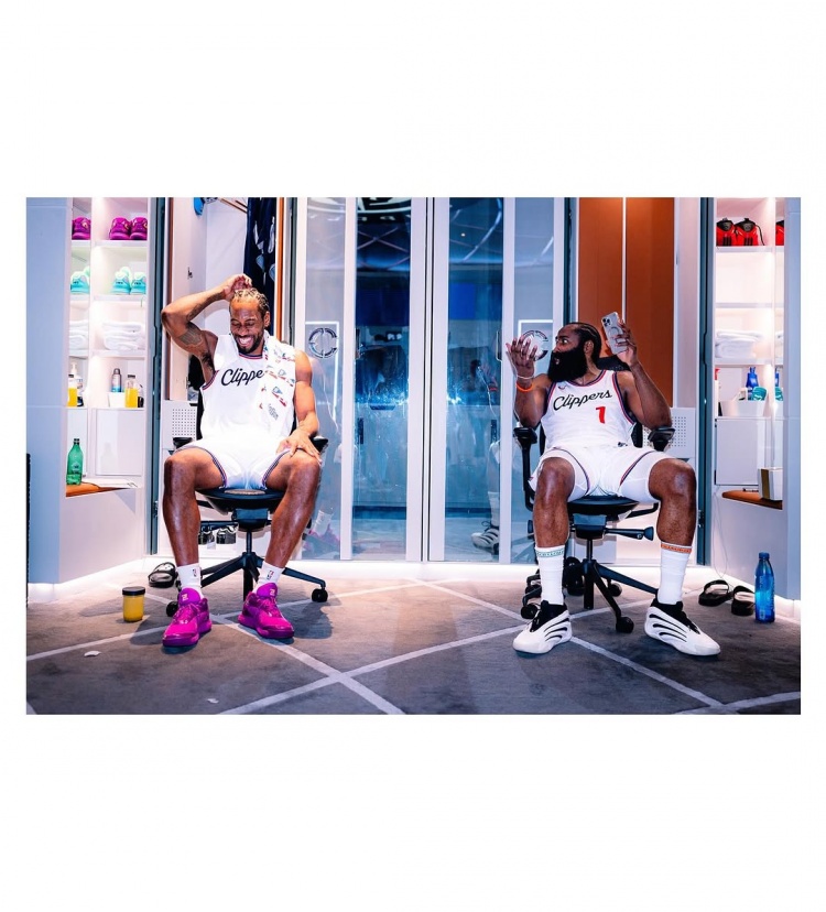 兄弟齊心收比賽!哈登曬照:小卡在更衣室笑開花