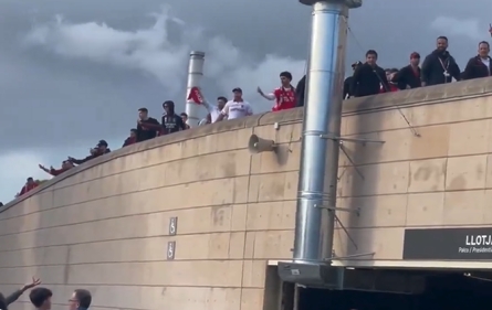 世體:本菲卡球迷在歐冠賽前和巴薩球迷發生兩起小規模沖突