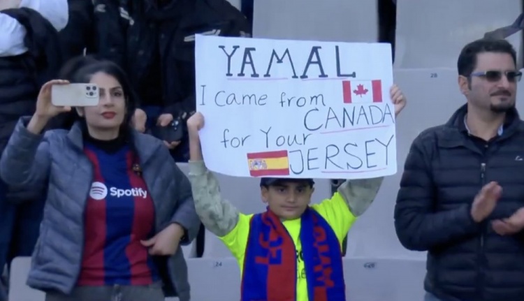 遠渡重洋!現場小球迷手舉橫幅:我來自加拿大,想要亞馬爾的球衣