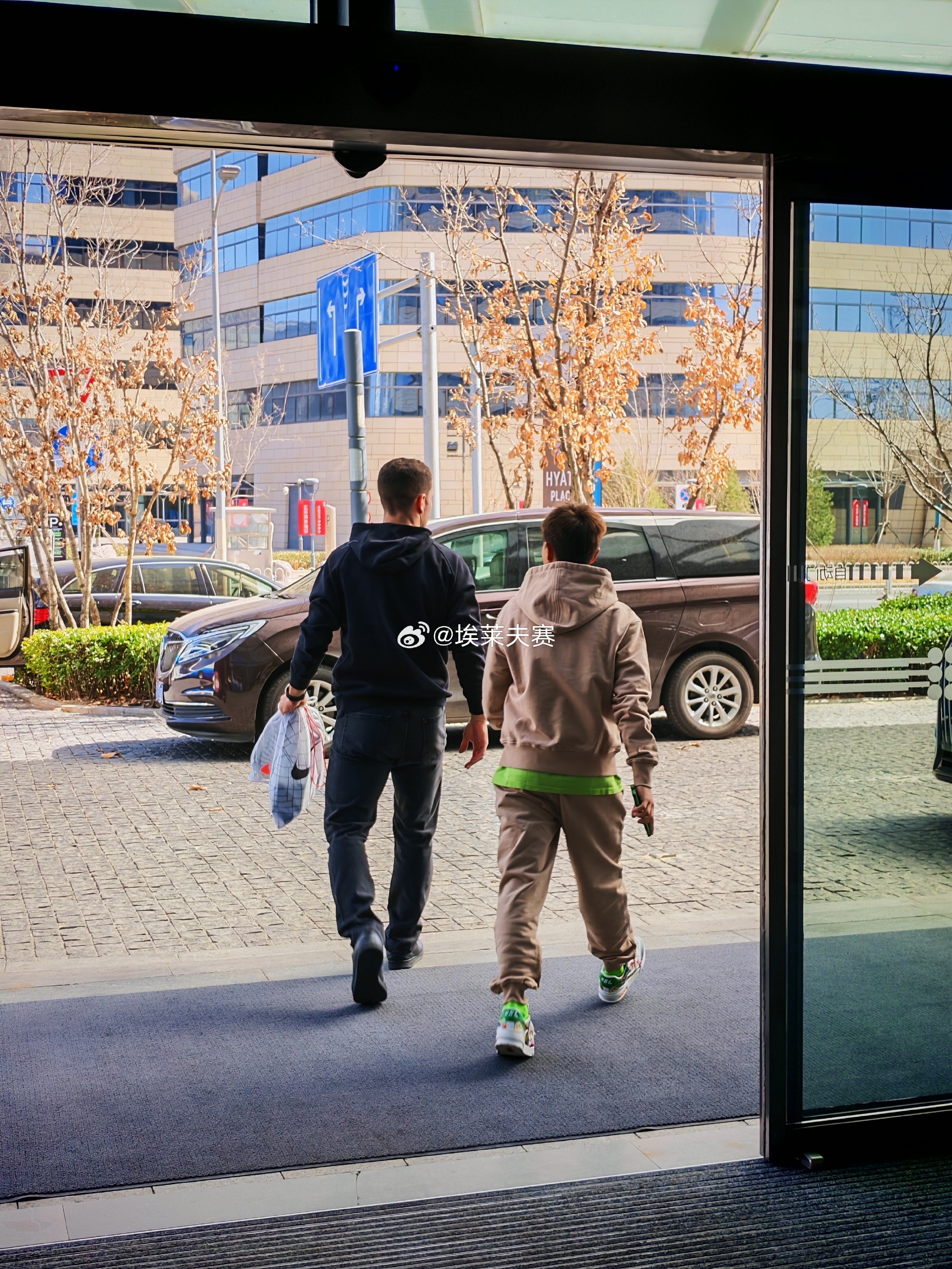 ?博主:塞鳥提前結(jié)束訓(xùn)練,在翻譯的陪同下離開基地