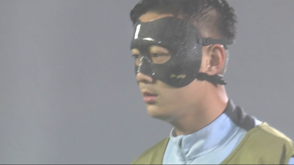 此前未佩戴!蔣圣龍亞冠賽前熱身戴上面具,曾在月初比賽面部受傷