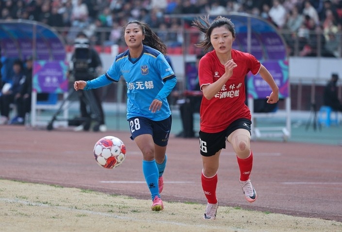山東體彩女足隊員孫方欣(圖右紅衣)憑借在聯賽中的突破表現，去年入選了女足國家隊