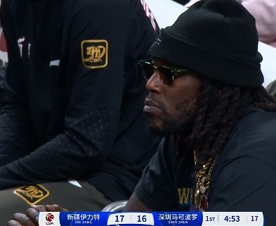 哦呦?你來了!新疆新外援哈雷爾場(chǎng)邊觀戰(zhàn)新疆主場(chǎng)vs深圳的比賽