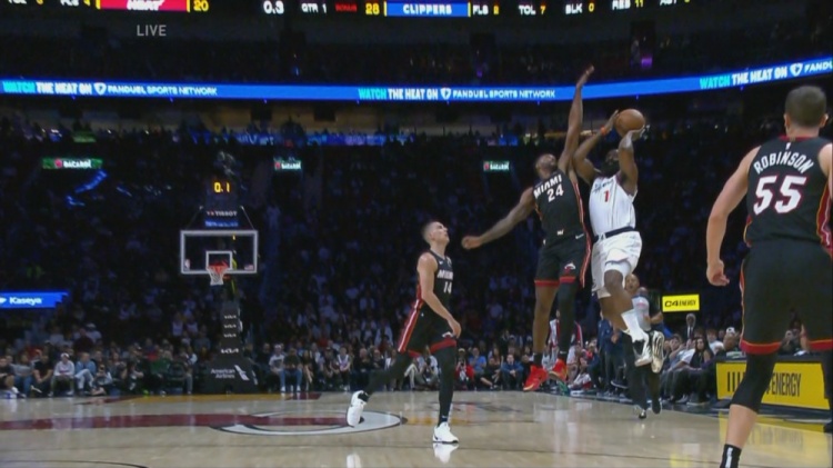 爭分奪秒!哈登后場推進漂移三分被壓哨犯規!3罰2中!