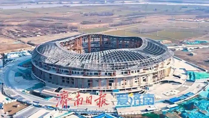 魯媒:戴上1.6萬噸“鋼鐵巨冠”,黃河體育中心球場完成屋蓋施工