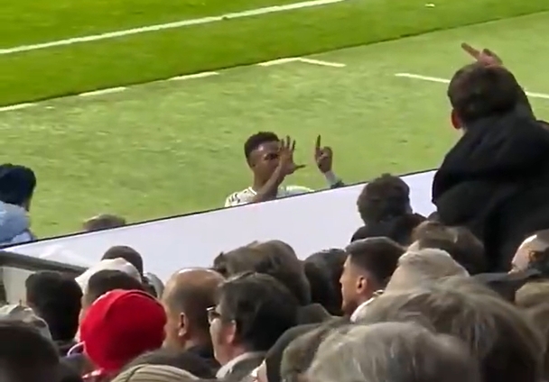 朝馬競球迷比15-0手勢!科貝嘉賓談維尼修斯:不能跟球迷一般見識