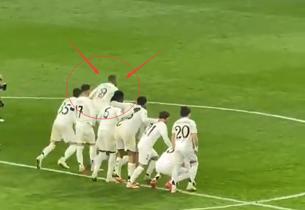 姆總搶跑!呂迪格點球罰中,姆巴佩按捺不住先大家一步沖出去慶祝