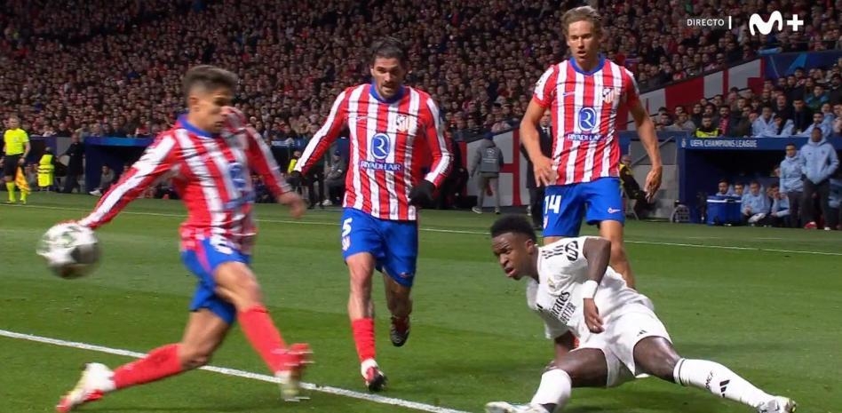 這下是點(diǎn)球嗎?前裁判談小西蒙尼手球:自然位置,不足以構(gòu)成犯規(guī)