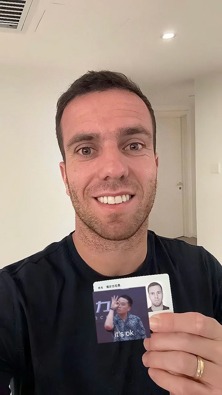 東體:塞爾吉尼奧中文名是相關(guān)部門和他溝通,尊重本人意見(jiàn)的結(jié)果