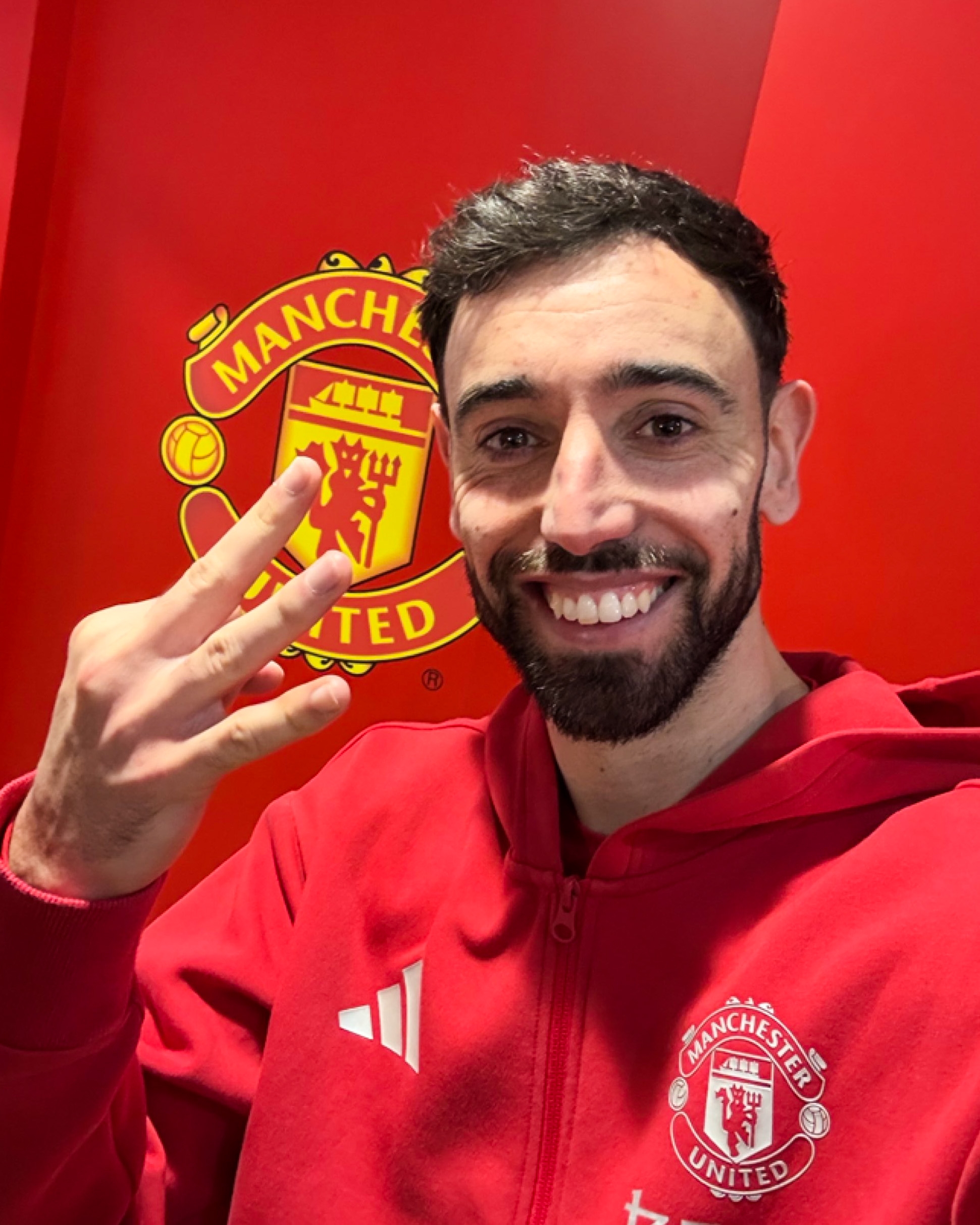 帶隊晉級!歐聯(lián)杯官推賽后曬B費自拍照,伸出3根手指象征戴帽