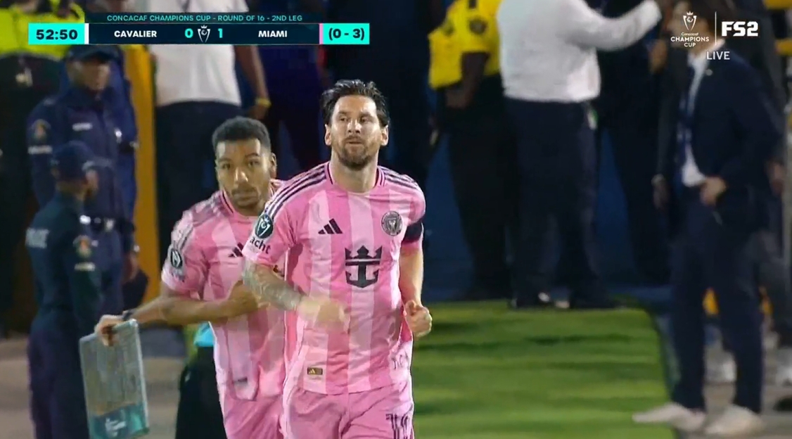 他來了!比賽第53分鐘梅西替補上場,蘇亞雷斯、布斯克茨被換下