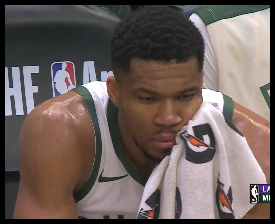 在想什么呢?雄鹿大比分領先湖人 字母哥在替補席若有所思~