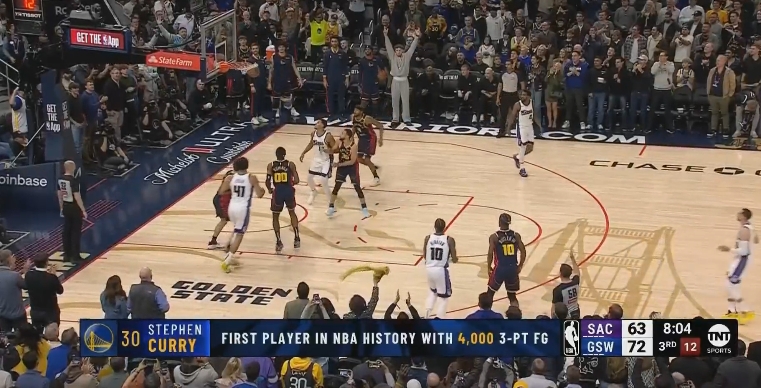 好隊友!庫里4000記三分 波杰姆張開雙臂與TJD等人久久不肯坐下~