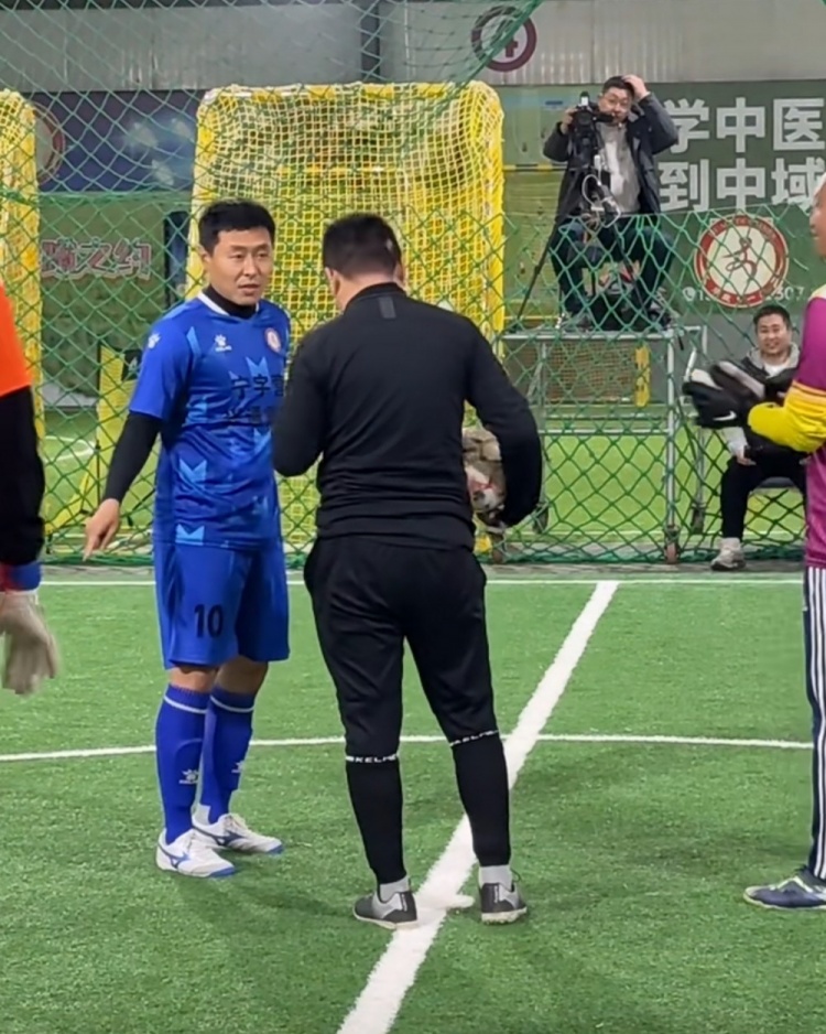 真降維打擊!姜寧在業余賽事比賽中獨得10分