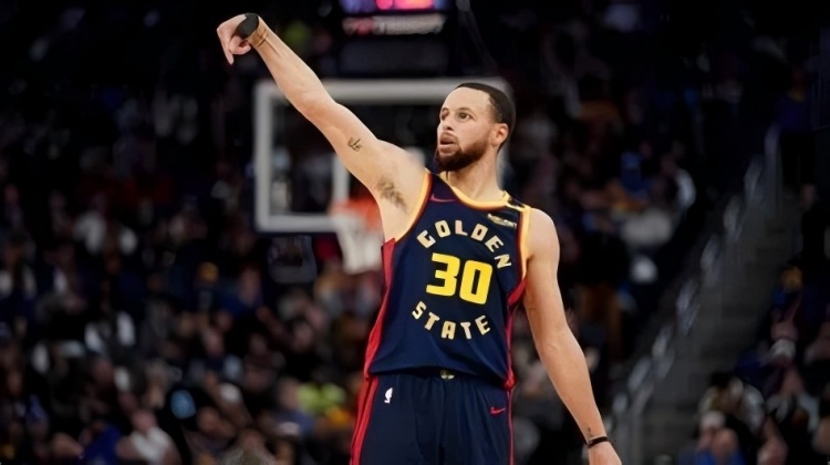 庫里,37歲,4000三分記錄之夜·雄鹿巨陣壓湖人