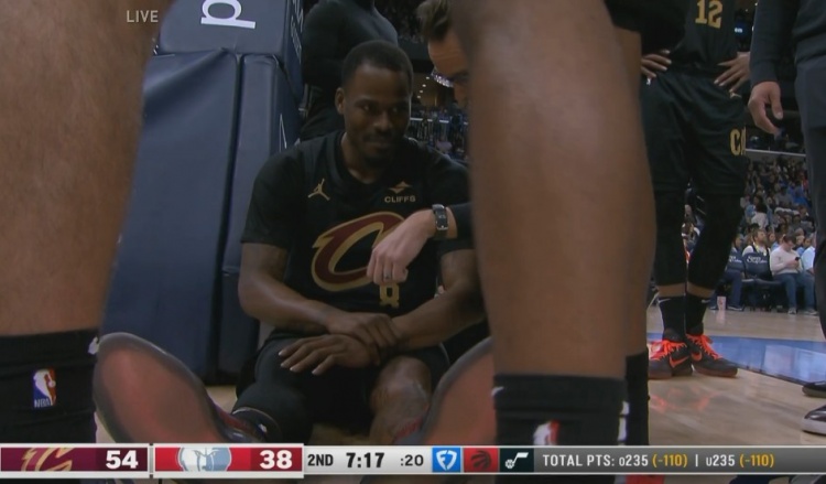 1級惡意犯規！JJJ空中推翻J-格林 后者落地頭還砸到了籃架上