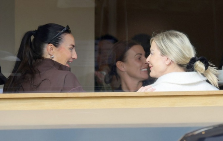 太陽(yáng)報(bào):沃克妻子魯尼妻子與朋友共進(jìn)午餐 魯尼妻子顯得很活躍