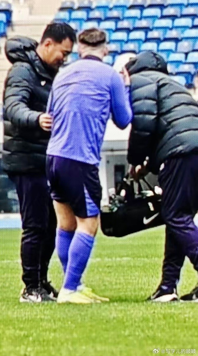 記者:津門虎外援阿代米熱身賽時被頂到大腿,出于保護將其換下