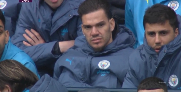 奧爾特加目送對(duì)方任意球破門,鏡頭特意給到場(chǎng)邊的埃德森