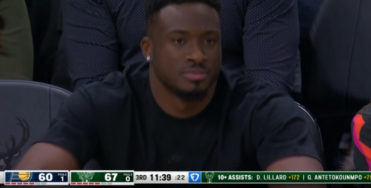 場(chǎng)上最猛的是我弟！字母哥的哥哥場(chǎng)邊觀戰(zhàn)雄鹿步行者