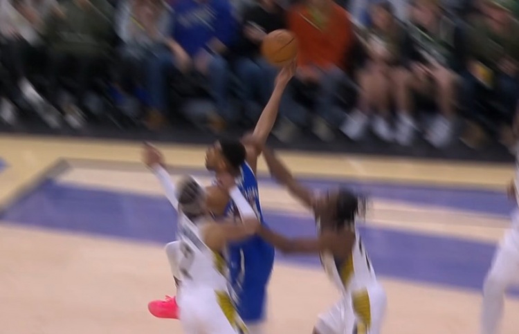 危險(xiǎn)動(dòng)作!字母哥上籃被內(nèi)史密斯反向猛拉胳膊 裁判吹一級(jí)惡犯