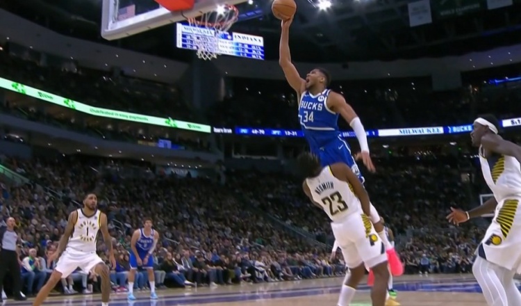 視覺效果炸裂!字母哥絲滑轉(zhuǎn)身單臂隔扣內(nèi)史密斯 可惜吹進攻犯規(guī)