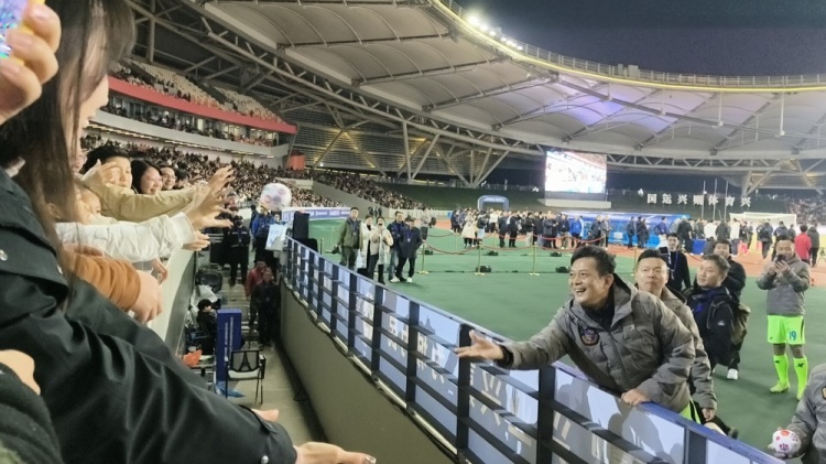 中國香港明星足球隊40載巡回賽樂山站,1-2不敵海浪明星足球隊