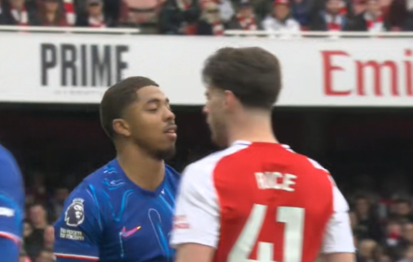 賴斯被踩臀部后起身質(zhì)問,福法納露出“輕蔑一笑”