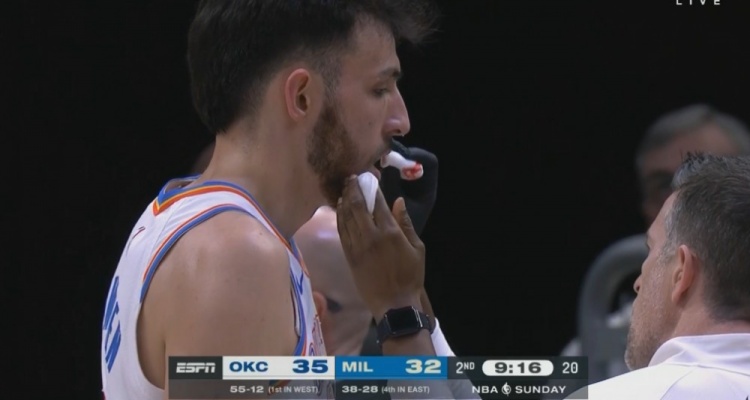 太積極了!霍姆格倫追防庫(kù)茲馬 撞到后者頭部嘴出血