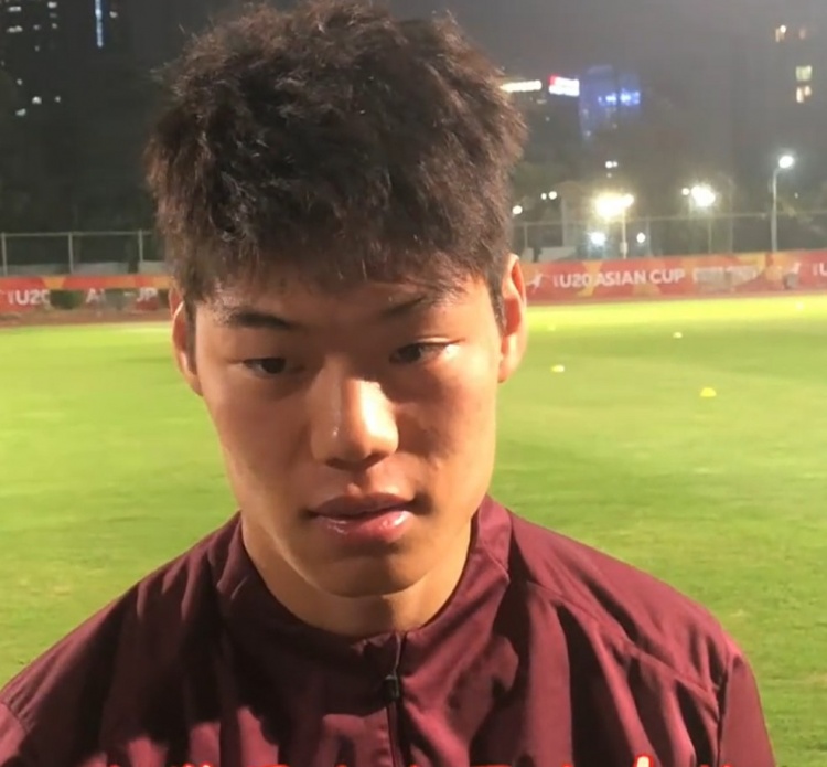 賀一然:入選U22國足有點意外 塞鳥是特別職業(yè)的球員&控球很好